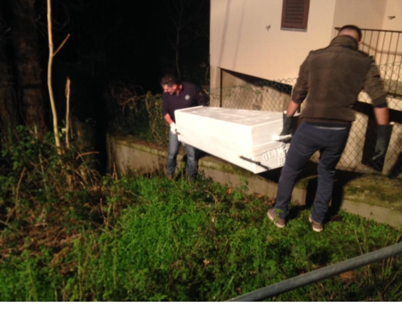 Il cadavere della donna viene portato via 