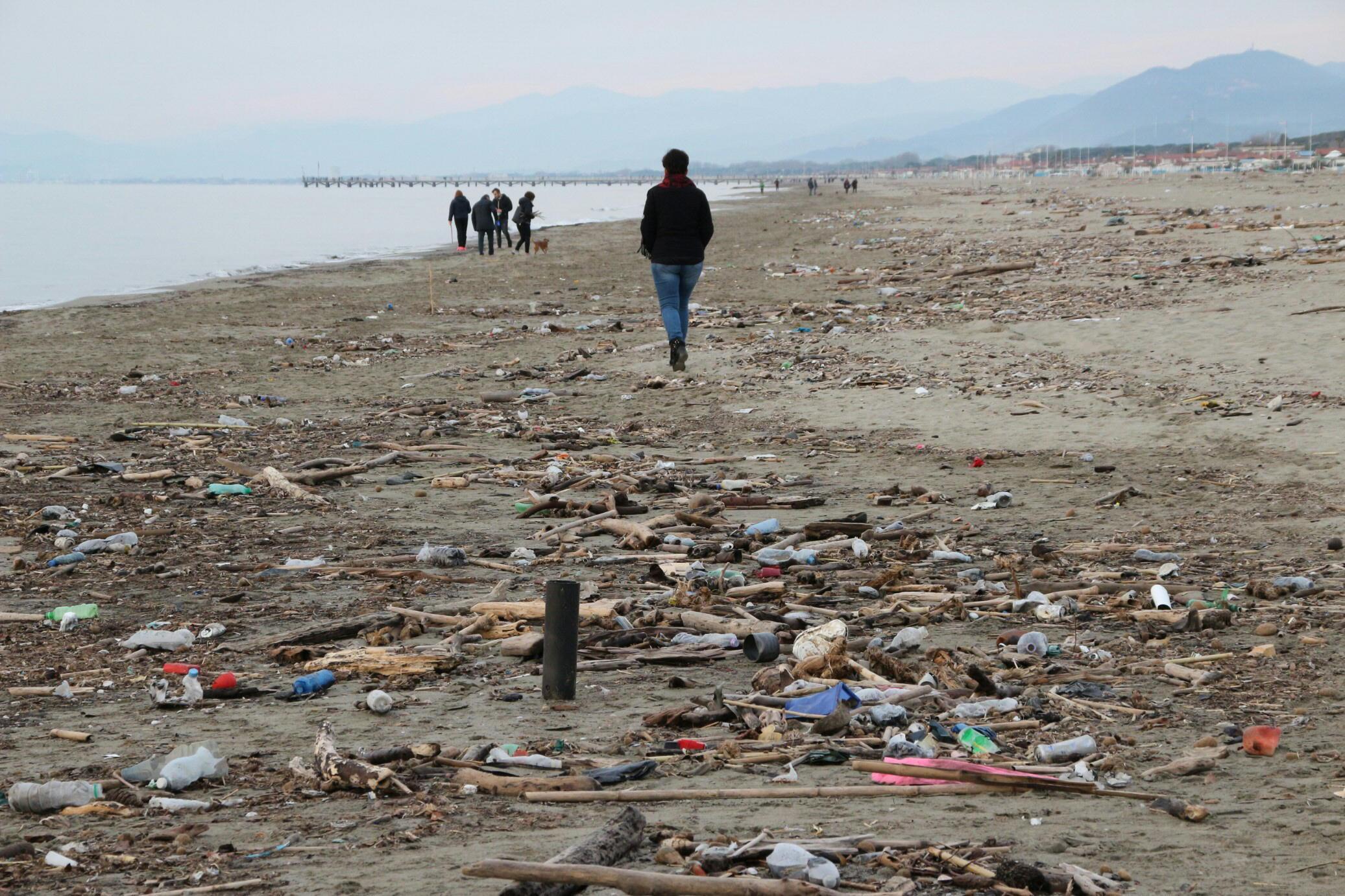 Il lavarone con la plastica rimane in spiaggia fino a marzo