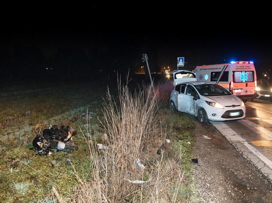 La moto finita nel campo dopo lo scontro (Foto Nucci)