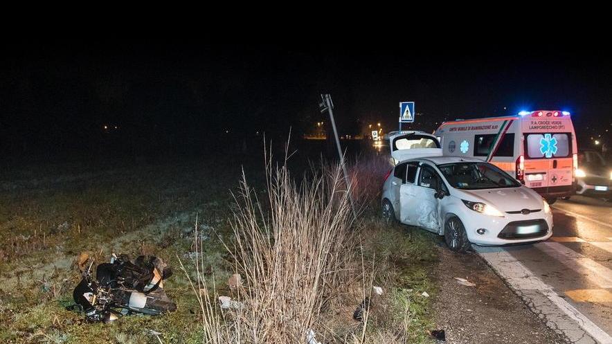 La moto finita nel campo dopo lo scontro (Foto Nucci)
