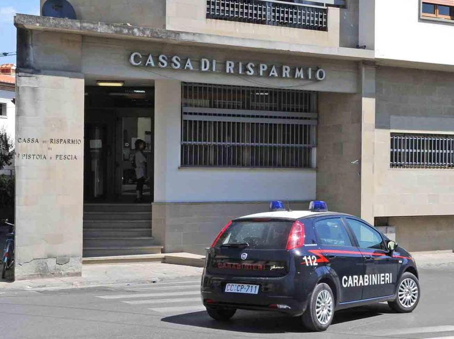 I ladri la distraggono e le rubano l’incasso 