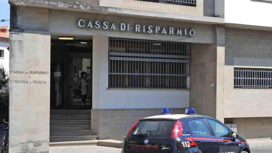 I ladri la distraggono e le rubano l’incasso