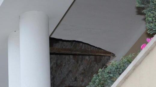 Cade dal balcone delle case sopra l’Autorità portuale
