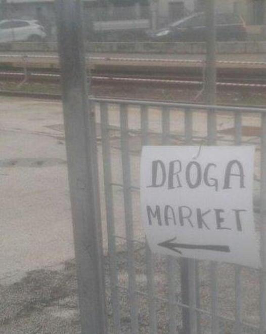 Alla stazione della frazione il cartello “droga market”
