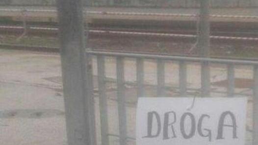 Alla stazione della frazione il cartello “droga market”