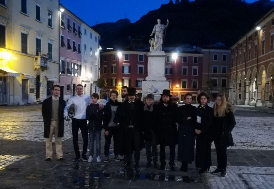 Duello all’arma bianca alba a colpi di fioretto in piazza Alberica 