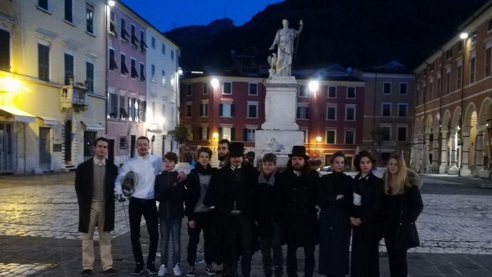 Duello all’arma bianca alba a colpi di fioretto in piazza Alberica