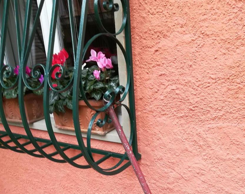 Ex assessore mette in fuga i ladri 