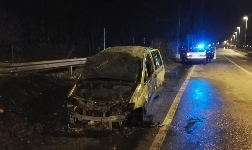 Un’auto prende fuoco sulla Giardini