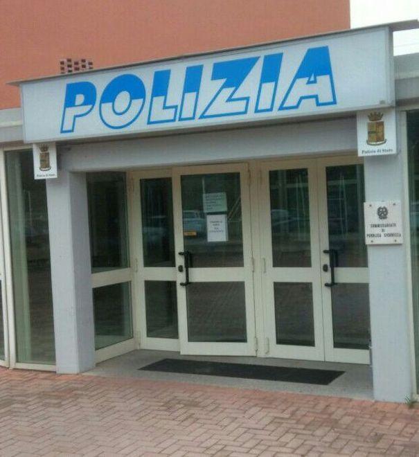 Le chiedono i documenti e lei spintona i poliziotti 