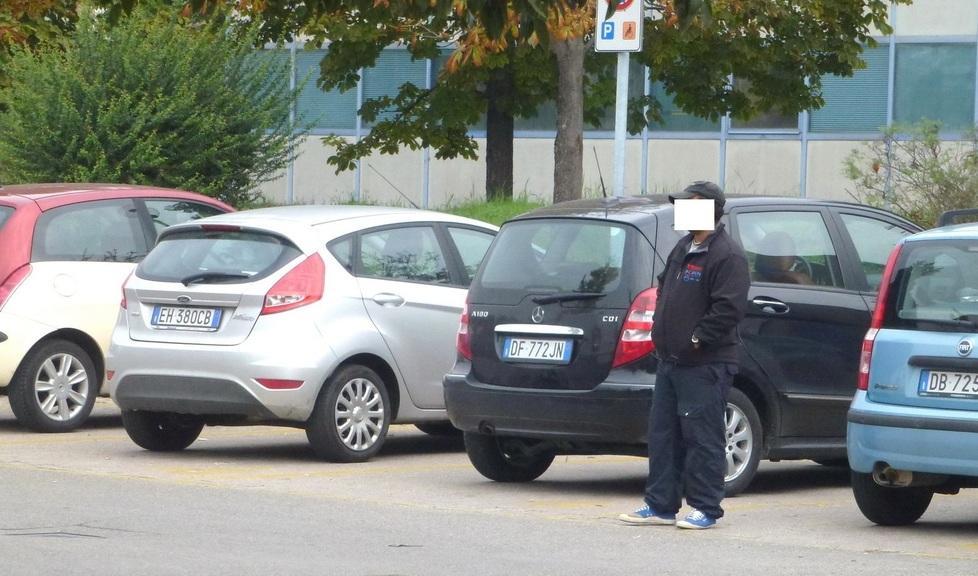 Policlinico, mini daspo ai parcheggiatori abusivi 