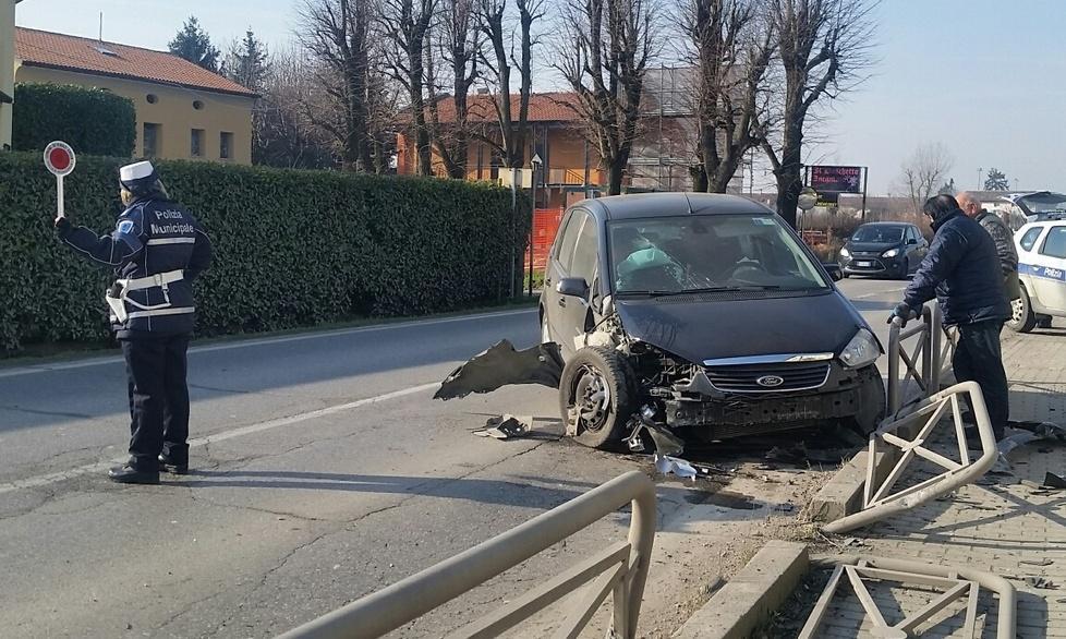Evita un camion e si schianta