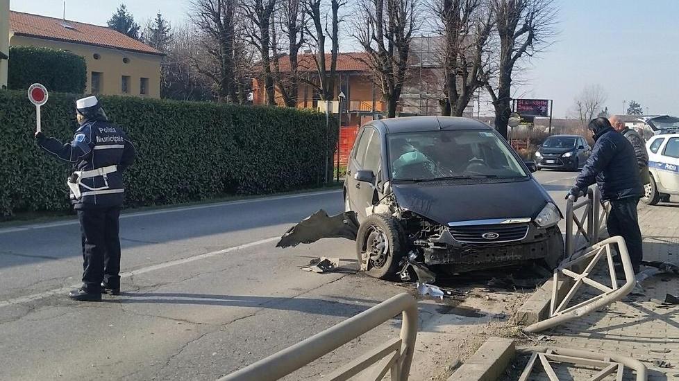 Evita un camion e si schianta