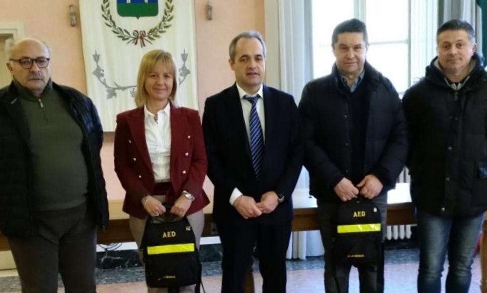 Il Comune consegna due defibrillatori