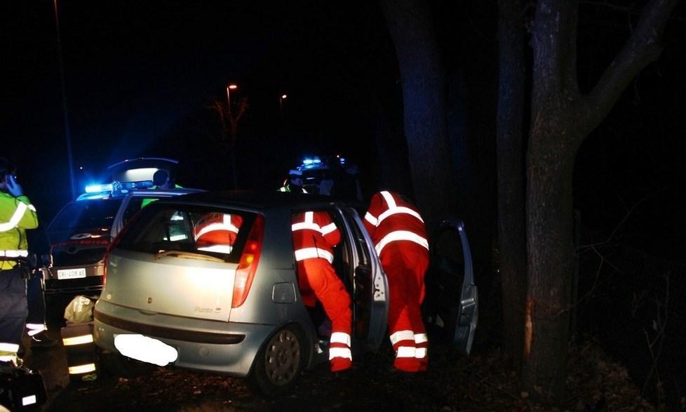 Auto contro un albero: quattro feriti