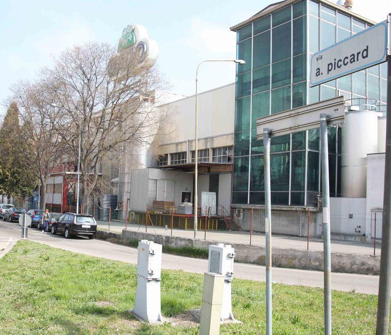 Vetro sfondato all’auto aperta per rubare solo una borsa 