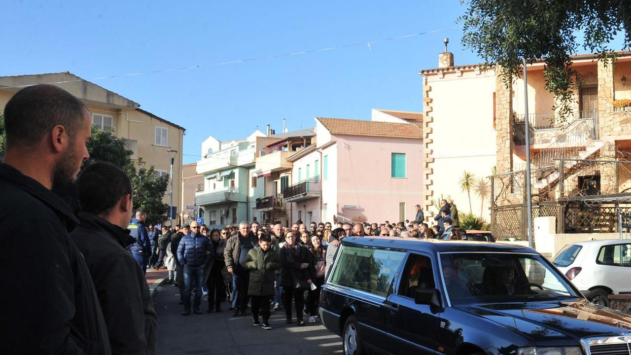 L'addio a Giovanni, folla a Badesi per salutare il 19enne morto sulla moto dell'amico