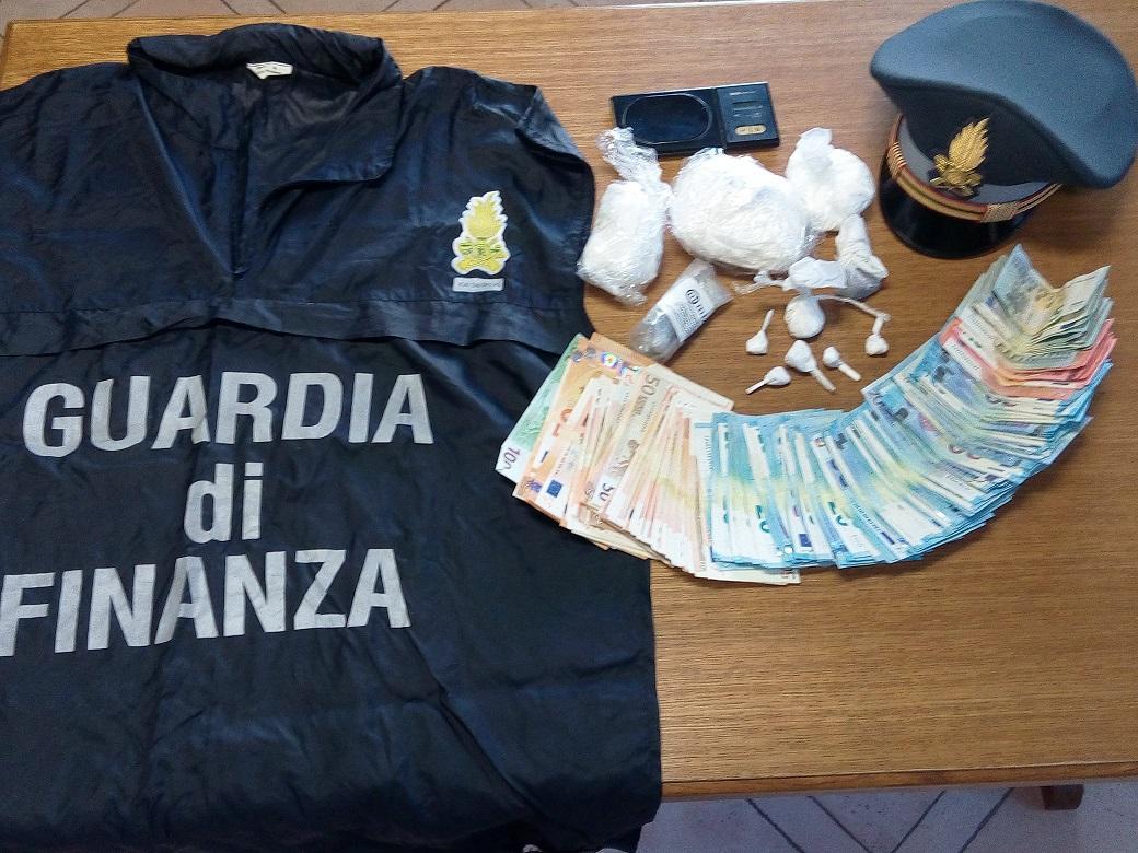Droga e soldi sequestrati allo spacciatore