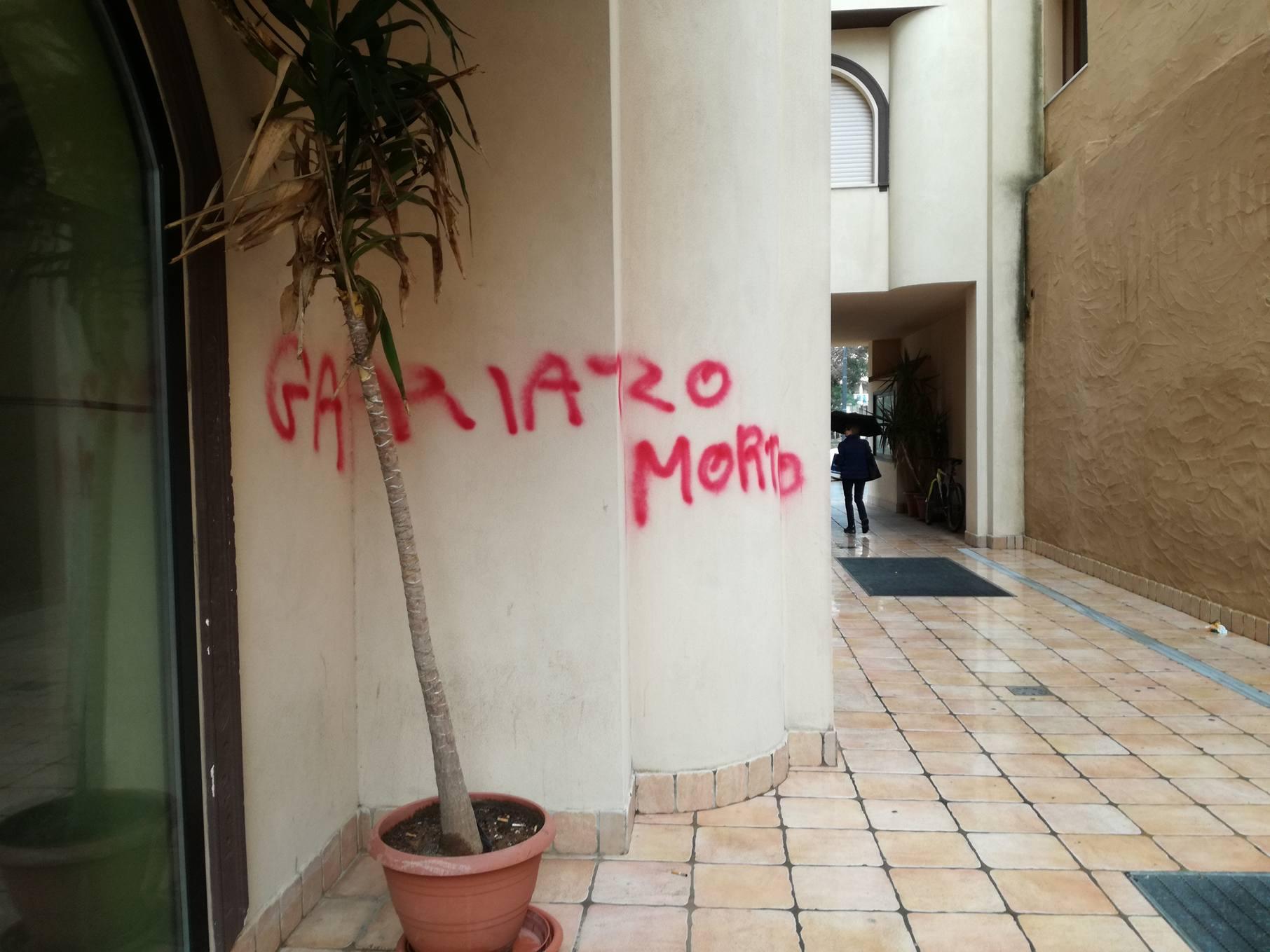 Una delle scritte minacciose indirizzate al sindaco