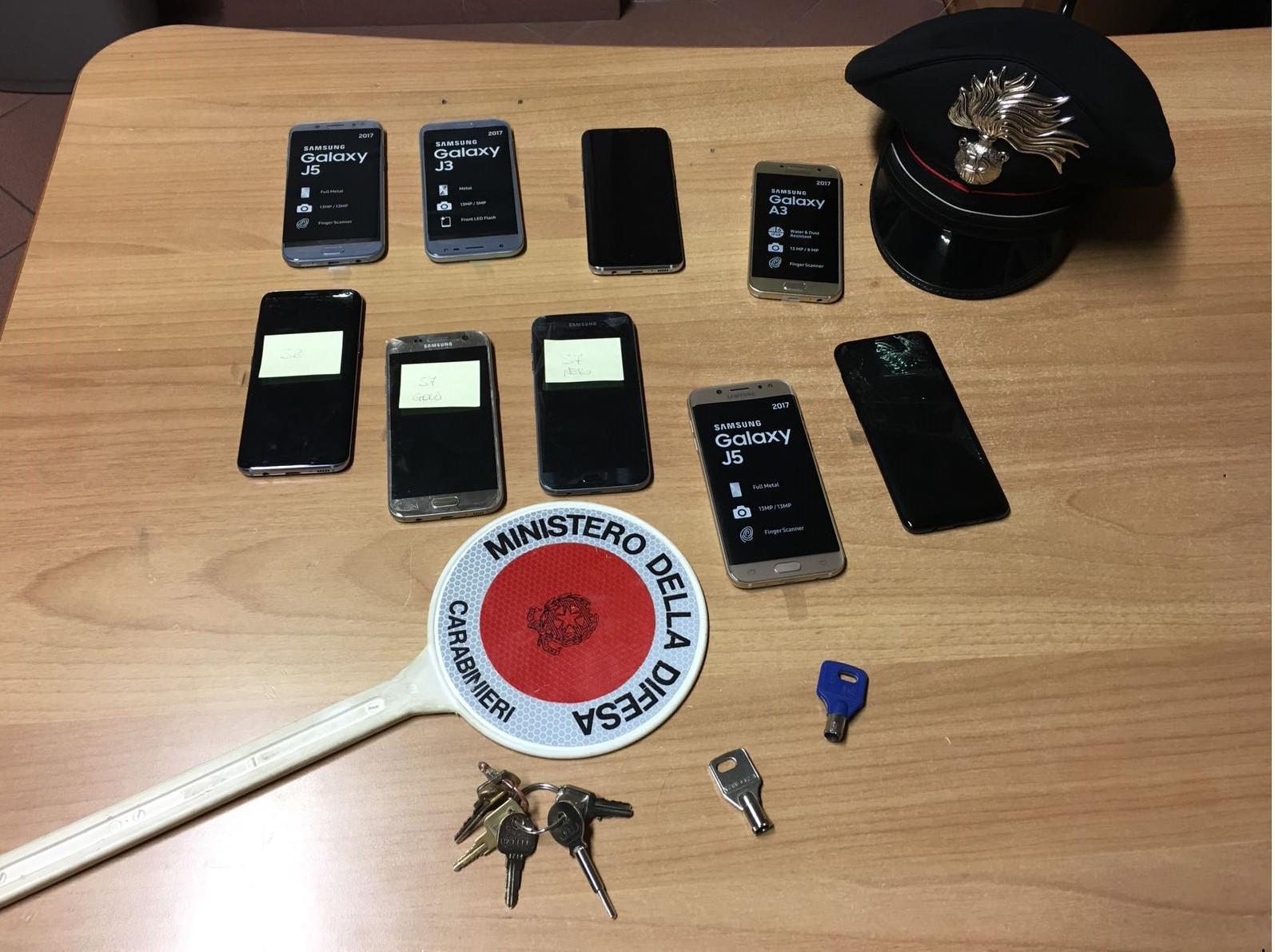 I telefoni cellulari rubati e le chiavi alterate sequestrate dai carabinieri