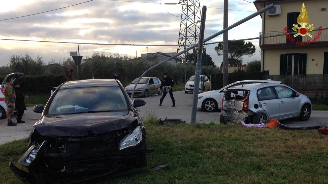 Le auto coinvolte nell'incidente e il palo dell'illuminazione pubblica abbattuto
