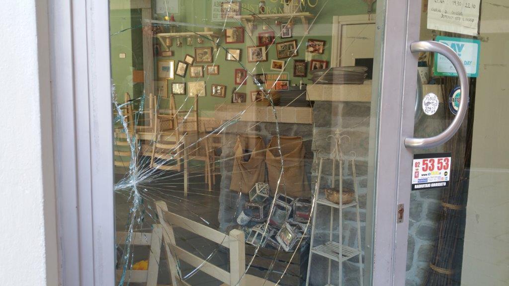 Vandali scatenati spaccano le vetrate