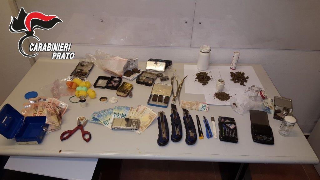Droga e soldi sequestrati dai carabinieri nell'abitazione di via Capitini