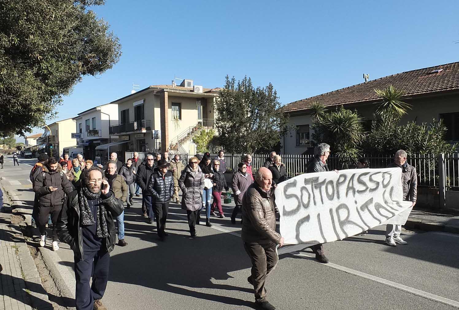 Gli abitanti dei Passi in corteo (foto Fabio Muzzi)