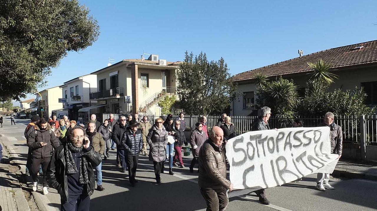 Gli abitanti dei Passi in corteo (foto Fabio Muzzi)