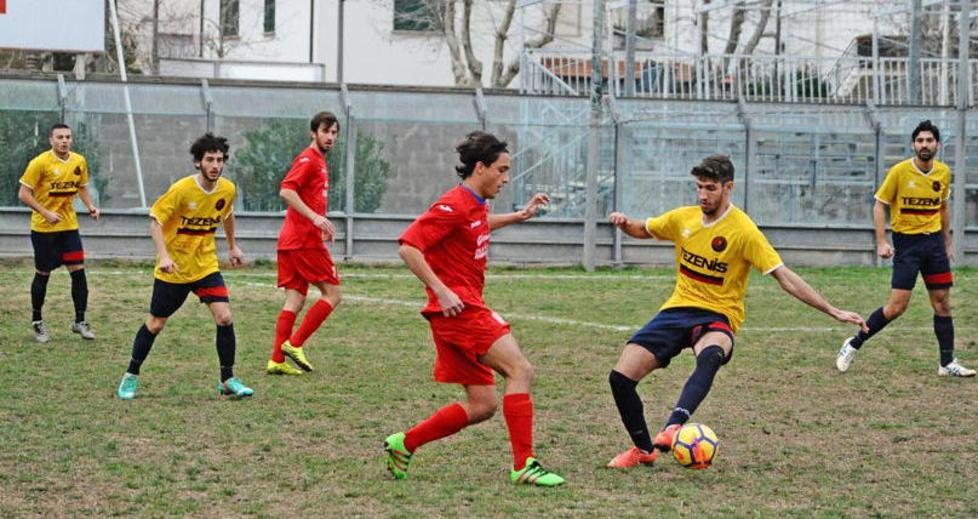 Daniele Pedroni sul pallone nella gara contro il Fratres Perignano (foto Michele Falorni/Silvi)