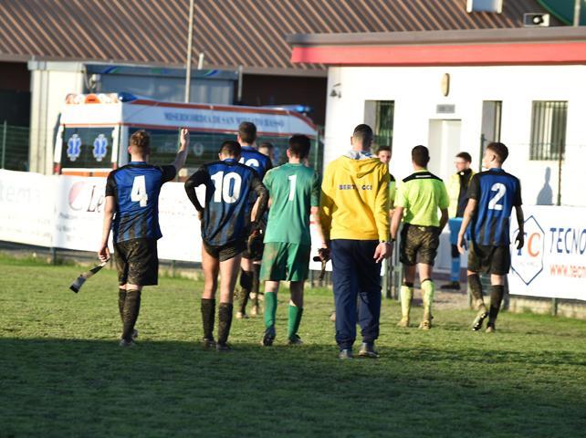 Miano e i nerazzurri di spalle rientrano negli spogliatoi di San Miniato dopo la sconfitta (4-2), la quinta consecutiva (foto Editoriale Report)