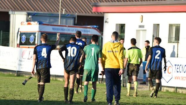 Miano e i nerazzurri di spalle rientrano negli spogliatoi di San Miniato dopo la sconfitta (4-2), la quinta consecutiva (foto Editoriale Report)