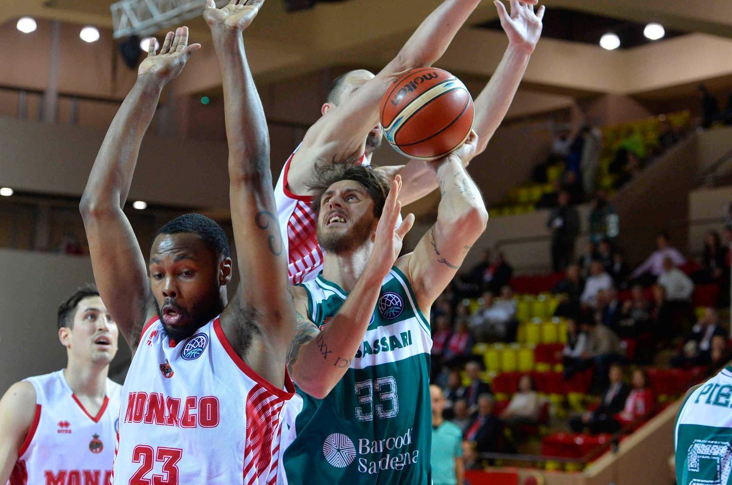 Polonara  a canestro contro Monaco