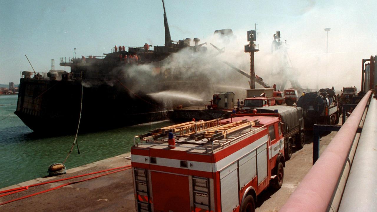 La Moby Prince attraccata al porto di Livorno mentre viene irrorato di schiuma ritardante per recuperare i corpi