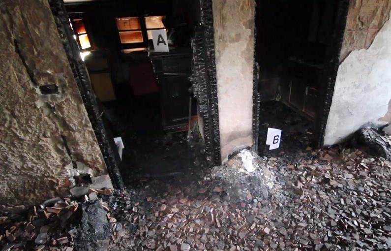 L'interno della casa-fabbrica alla Tignamica bruciata il 26 agosto