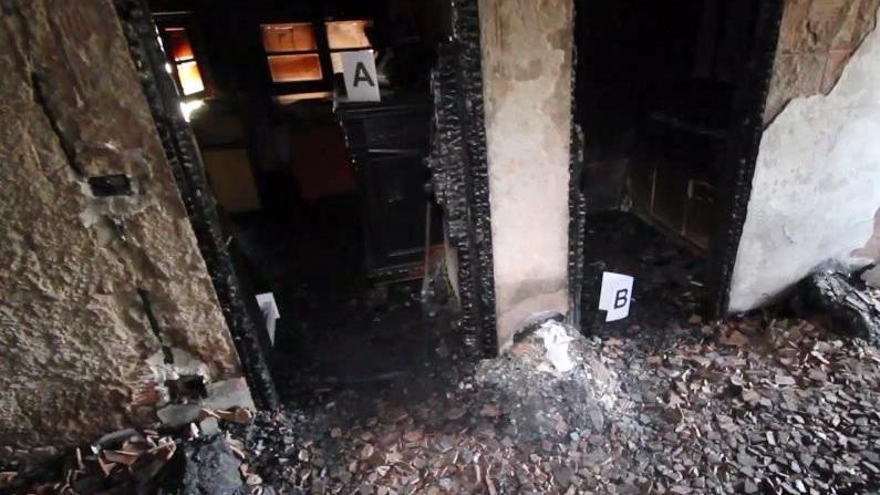 L'interno della casa-fabbrica alla Tignamica bruciata il 26 agosto