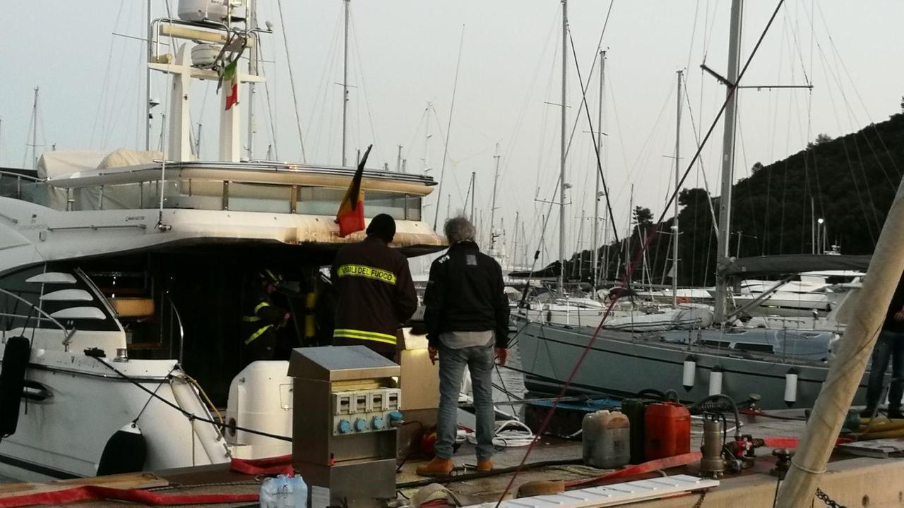 Lo yacht dove è scoppiato un incendio (foto Enzo Russo)