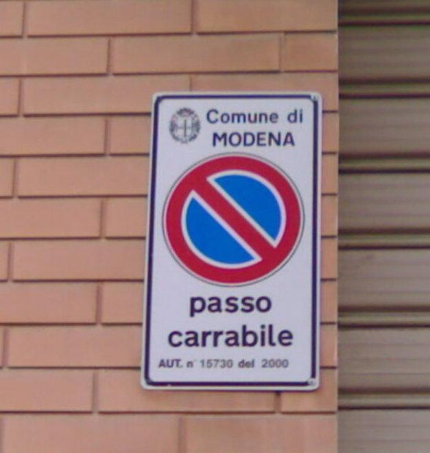 Vigili scoprono i furbetti della segnaletica: un passo carraio scaduto da diciotto anni