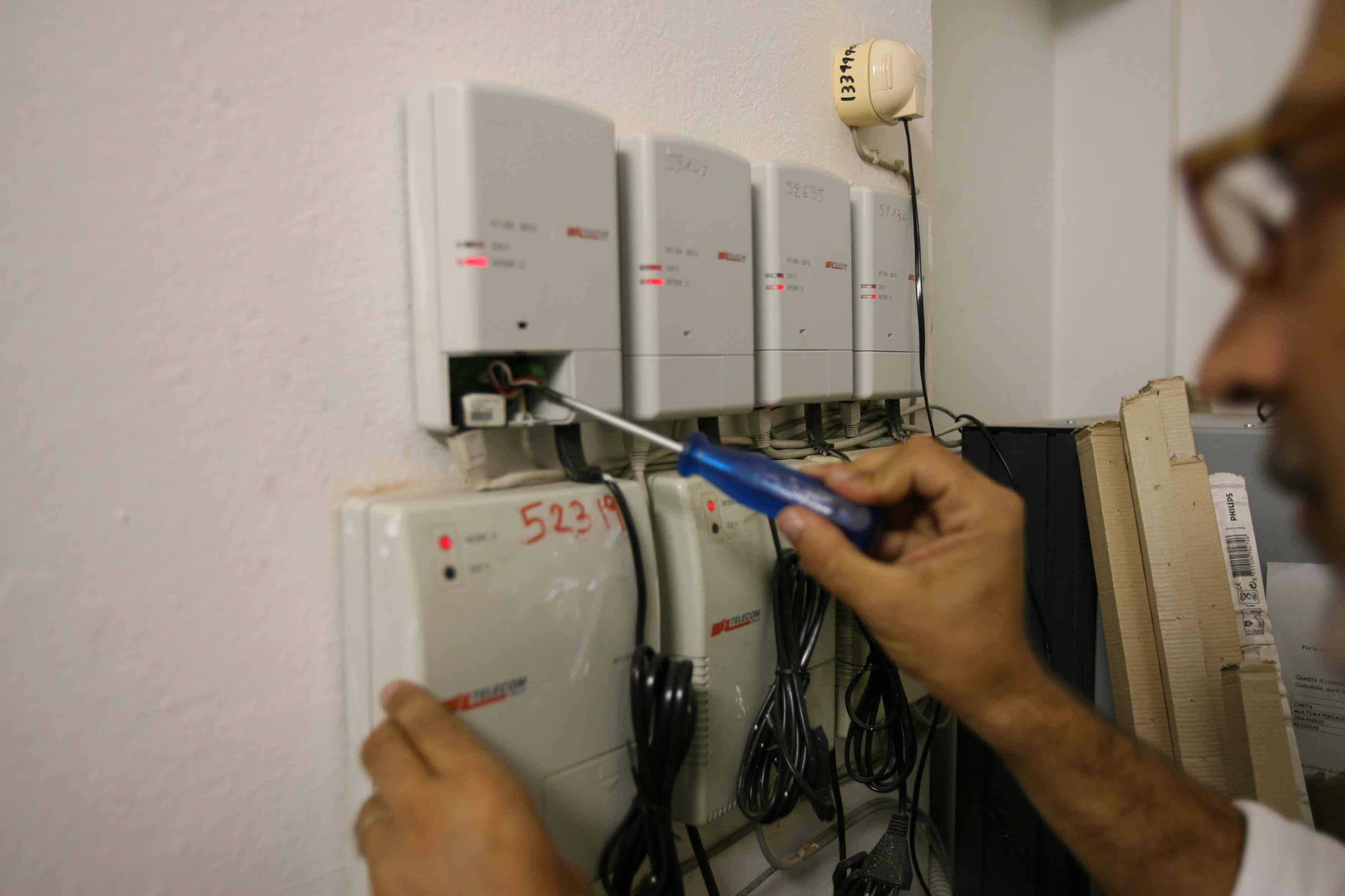Un tecnico della Tim al lavoro per riparare un guasto (Foto Silvi)