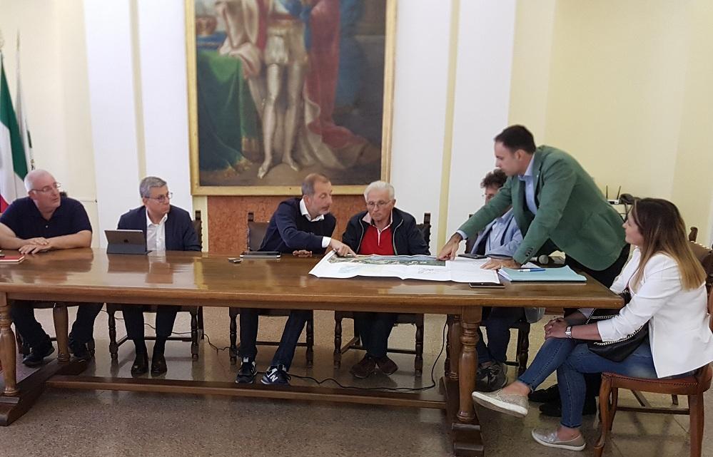 Biancareddu e gli amministratori durante un vertice con i responsabili di Abbanoa