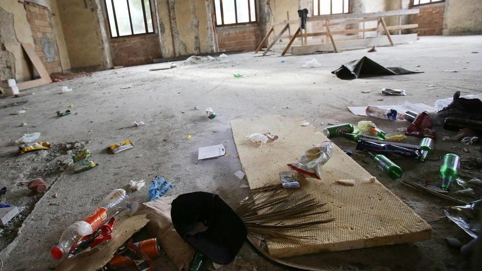 I resti dei bivacchi nell’edificio storico del Kursaal (Foto Paolo Nucci)