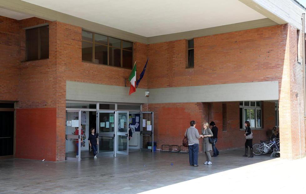 Siringhe e metadone di fronte alla scuola 