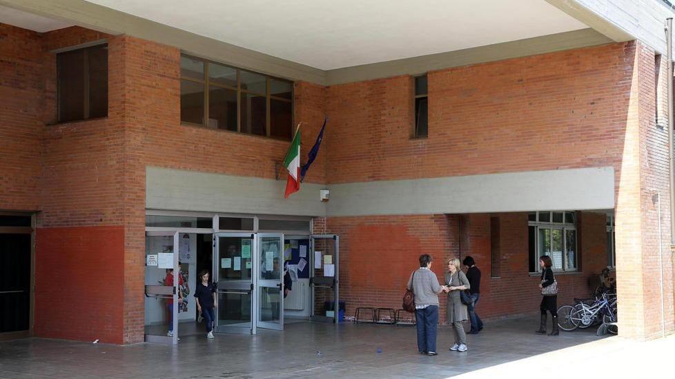 Siringhe e metadone di fronte alla scuola