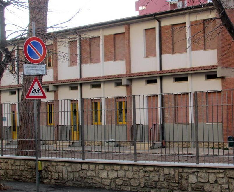 Raid dei soliti ladri in tre scuole, rubati vecchi monitor