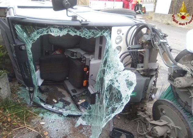 Spazzatrice si ribalta Ferito il conducente