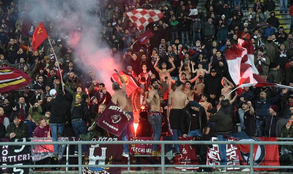 Che spettacolo in curva Mille cuori amaranto tra bandiere e gran tifo