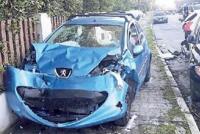 Si ribalta con la Peugeot e finisce contro i mezzi in sosta