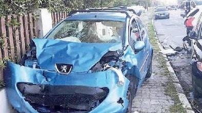 Si ribalta con la Peugeot e finisce contro i mezzi in sosta