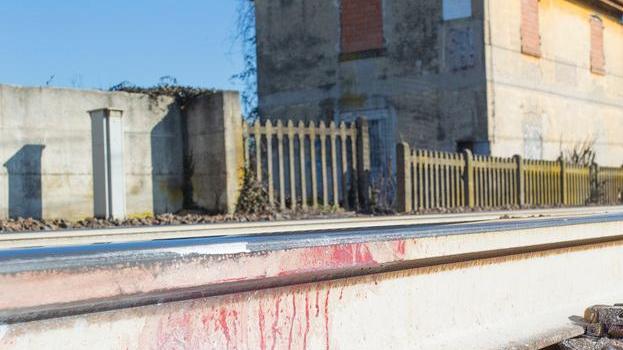 Donna morta sui binari: «Forse fuggiva»