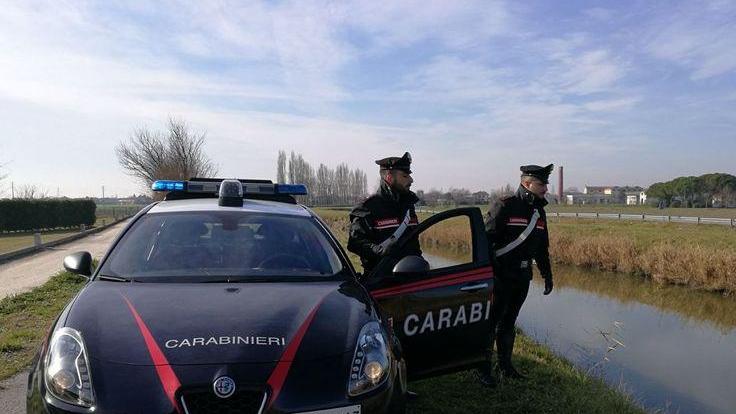 Finisce in acqua con la bici e rischia l’ipotermia